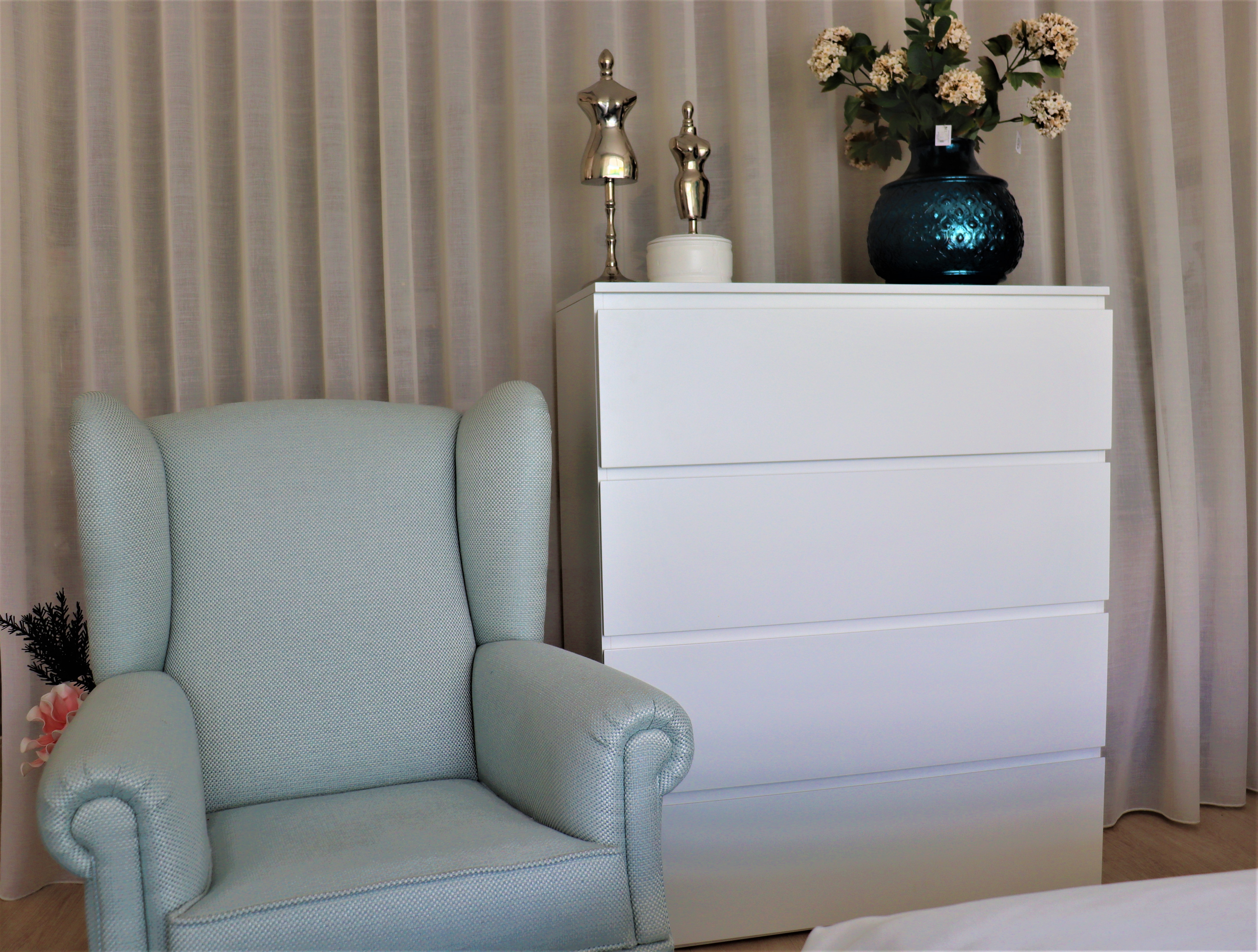 Cadeira de Amamentação e Móvel de Apoio